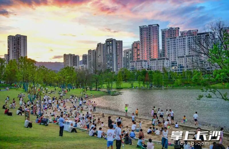 周围数万名住户在休闲时间,又多了个好去处。长沙晚报通讯员 彭红霞 摄 周围数万名住户在休闲时间,又多了个好去处。长沙晚报通讯员 彭红霞 摄
