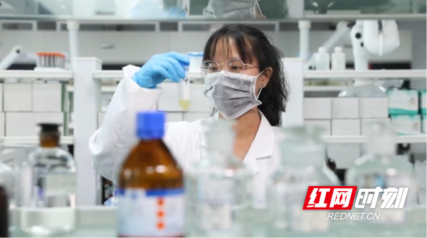 何邵彤检查样品状态。.png 何邵彤检查样品状态。.png