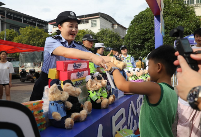 保靖公安：普法安保双线发力 助力酉水“橙BA”篮球赛