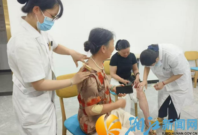 梅溪湖街道华茂社区开展三伏贴公益义诊活动