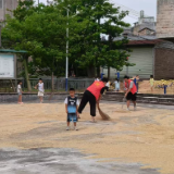 中南大学交通院支教团把社会实践课堂搬到晒谷场,带领学生帮村民抢收稻谷