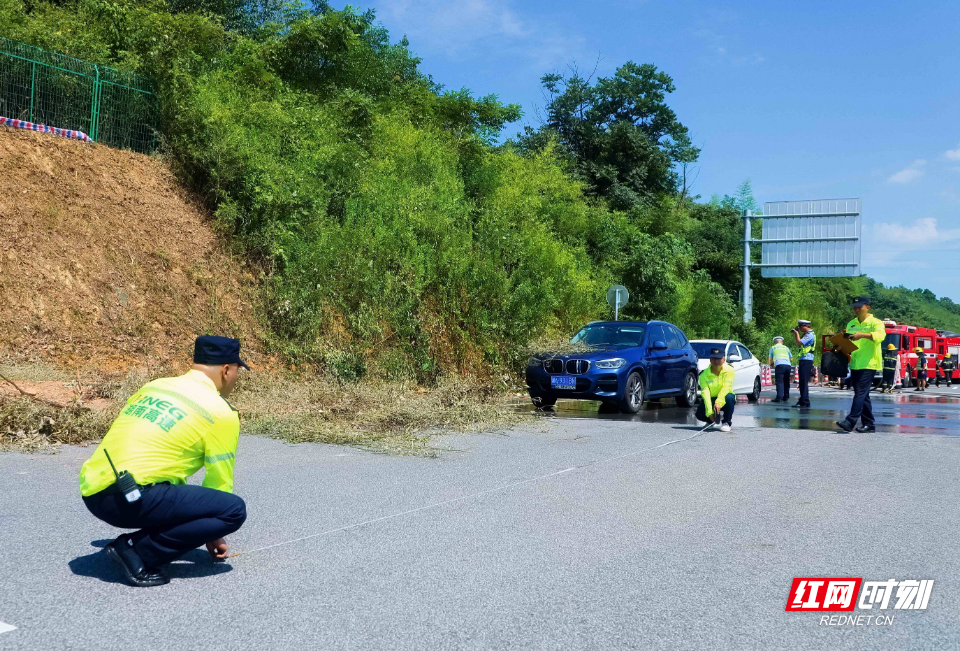 11.路产勘察现场.jpg 11.路产勘察现场.jpg