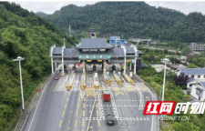 车流上涨102%、单日突破11500台 凤凰收费站全力迎战今夏通行高峰