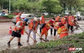 强降雨突袭城区积水内涝 张家界市环卫部门火速出击排涝清淤保畅通