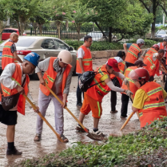 强降雨突袭城区积水内涝 张家界市环卫部门火速出击排涝清淤保畅通