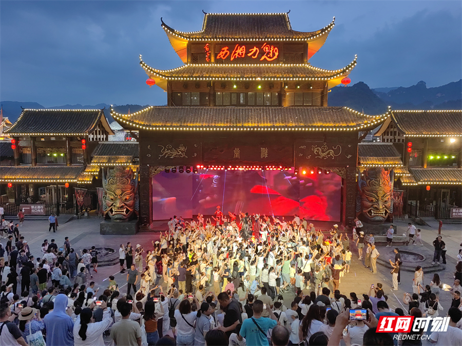 暑期游升温 张家界魅力湘西开启每晚三场演出模式