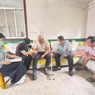 践行“一村一社区一长照师” 保苑智护送政策下乡