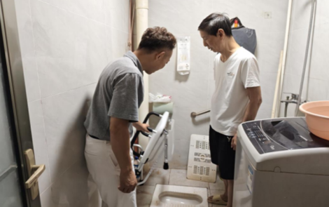 长沙富雅坪社区：爱心捐赠暖夕阳 适老改造护平安