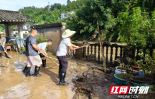 清淤除泥入户忙 吉首市吉凤街道全力助群众灾后复产