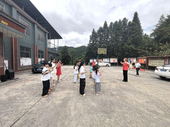 新田：返乡大学生创编防溺水手势舞 留守儿童“跳”着学安全