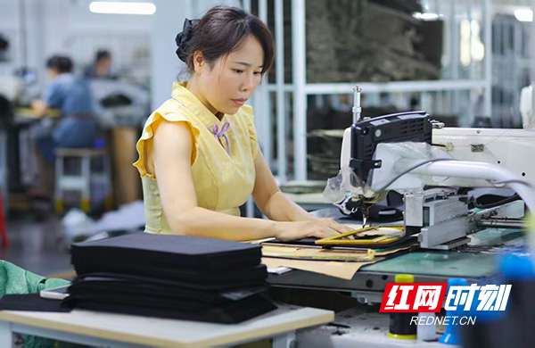 (图片新闻)蓝山县工业企业赶订单忙生产2.jpg
