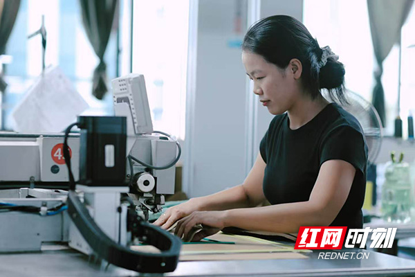 (图片新闻)蓝山县工业企业赶订单忙生产1.jpg