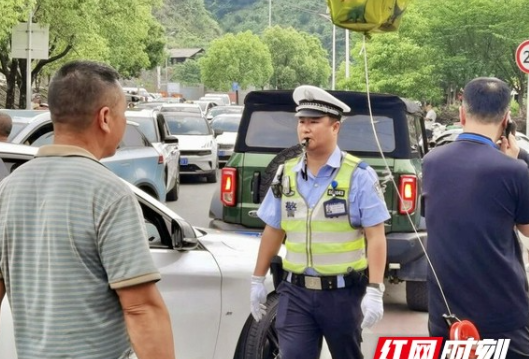 高温下的坚守｜热浪翻涌的路口，他们护航一路平安