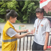 张家界易程天下环保客运夏日送清凉,真情关怀沁一线