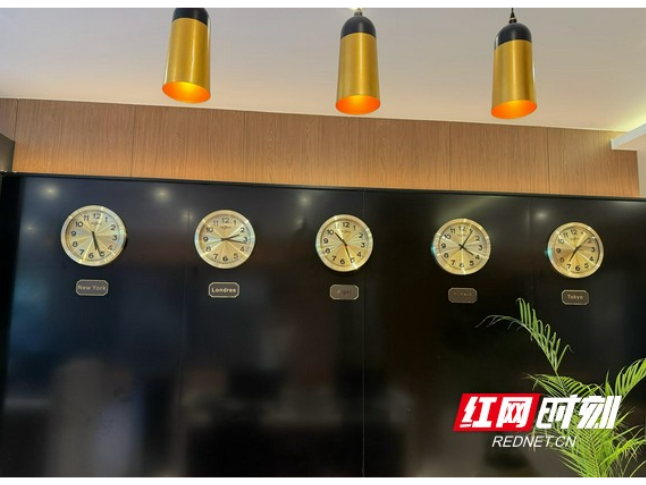 异国他乡争取增设“北京时间”挂钟 桃江乡友以小事厚植家国情怀