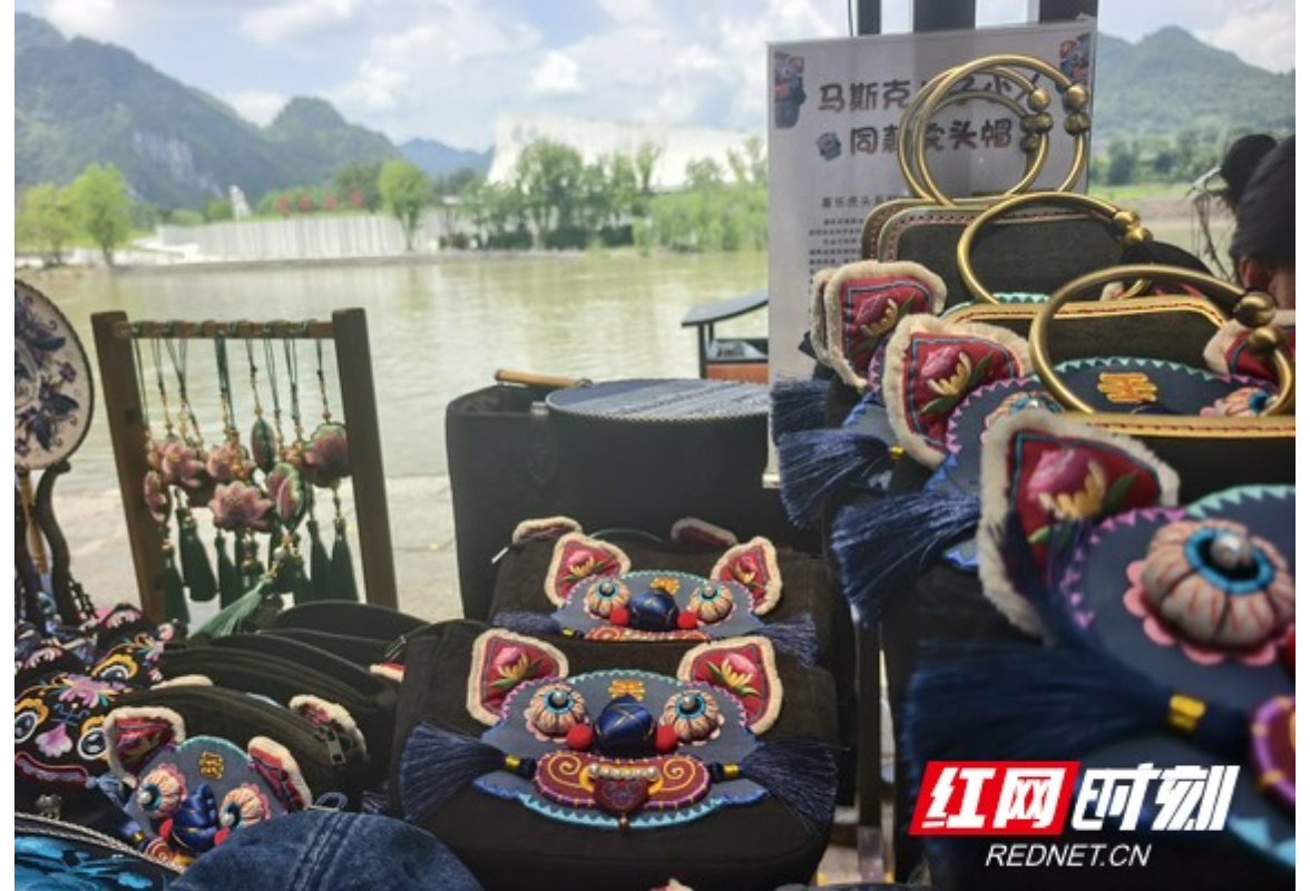 神秘湘西赶金秋 花垣边城非遗市集人气火爆