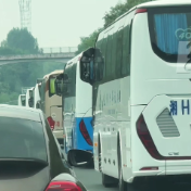 视频 | 高速邂逅浩荡西行车队 益阳球迷奔赴张家界客场助威湘超联赛