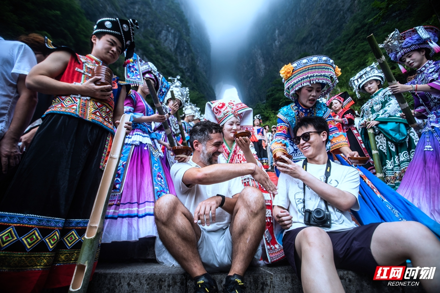 氛围感拉满！张家界天门山民俗盛宴点燃暑期出游热潮