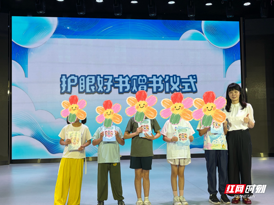 7月30日张兰艳老师赠书.jpg