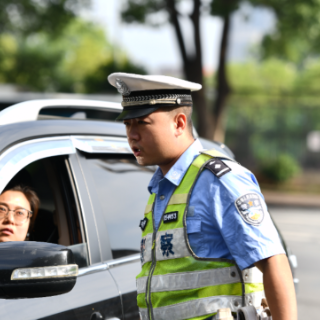 战高温 保畅通 岳塘交警全天候守护道路安全