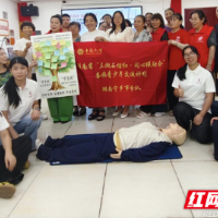 实操中掌握救命技能 “学得会、用得上”的急救课堂走进社区居民中