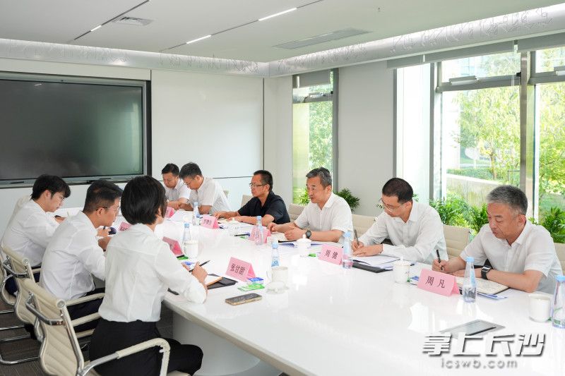陈竞调研汇思光电。均为长沙晚报全媒体记者 郭雨滴 摄 陈竞调研汇思光电。均为长沙晚报全媒体记者 郭雨滴 摄
