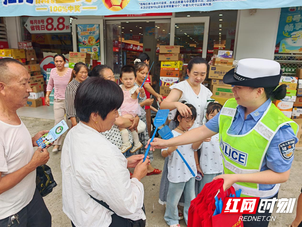 双清交警“赶集”送安全 平安护出行