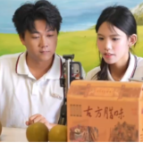 当青春流量遇上田间果香 这群00后大学生手把手教农户玩转直播带货