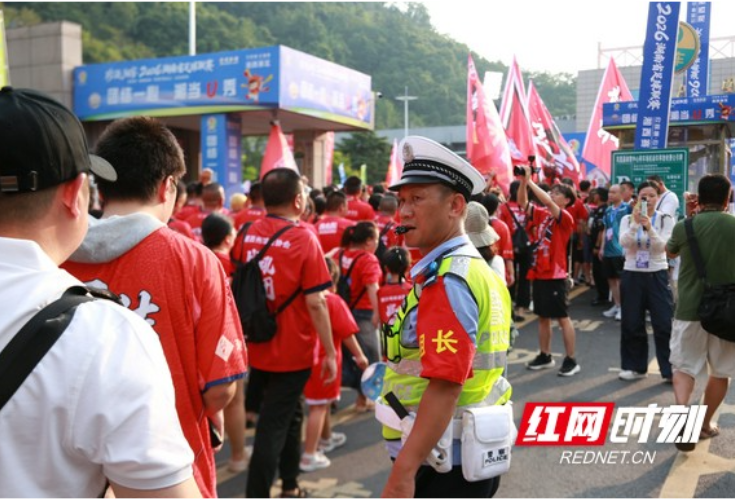凤凰交警全力筑牢湘超赛事交通安保防线