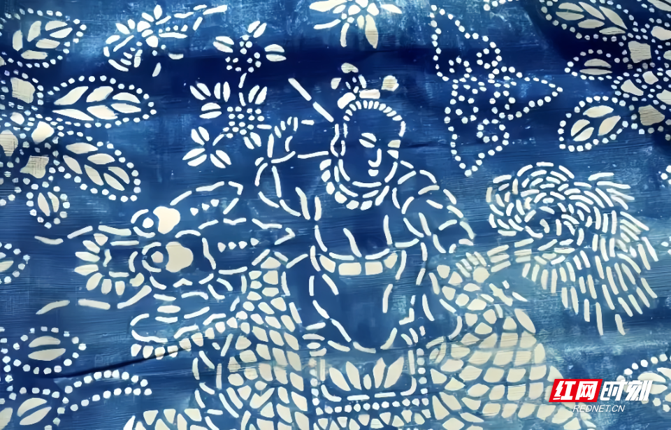 白布入染缸，靛色凝匠心