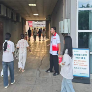 用“志愿红”点亮“赛事热” 珠晖区冶金街道志愿者护航湘超联赛
