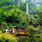 来张家界清凉一夏|宝峰湖:高峡平湖赴水约,解锁水花躁动避暑狂欢