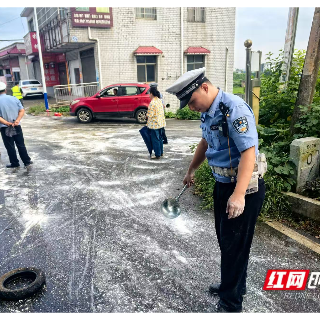 视频丨猪油洒路面致多台电动车摔倒 湘潭交警紧急处置除隐患
