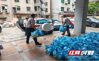 资兴市环卫中心领取资兴市总工会防暑物资开展慰问活动