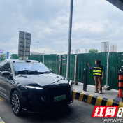 迎“烤”验 优服务 保安畅——张家界收费站全力答好暑运“大考”卷