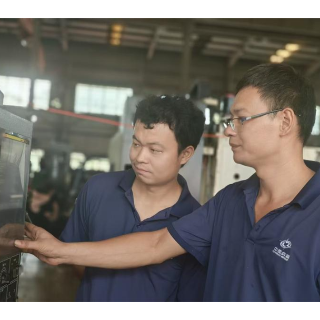 江南工业集团实业公司38℃车间里的“精雕细琢”
