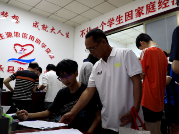江永：助学贷款“云端”授权解民忧 首贷实现“零跑腿”