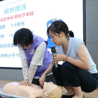 沉浸式研学医疗一线,百余名中小学生走进湖南省人民医院当“小记者”