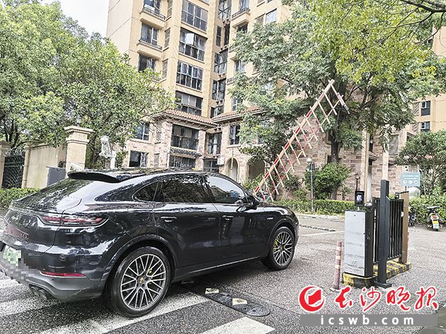 多数停车场开车离场扫收费二维码基本实现“即扫即付”。长沙晚报全媒体记者 李金 摄