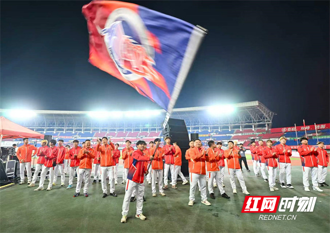 4月30日,“娄超”决赛当晚,湘超娄底队成为各市州队伍中最早完成授旗的队伍。.jpg 4月30日,“娄超”决赛当晚,湘超娄底队成为各市州队伍中最早完成授旗的队伍。.jpg