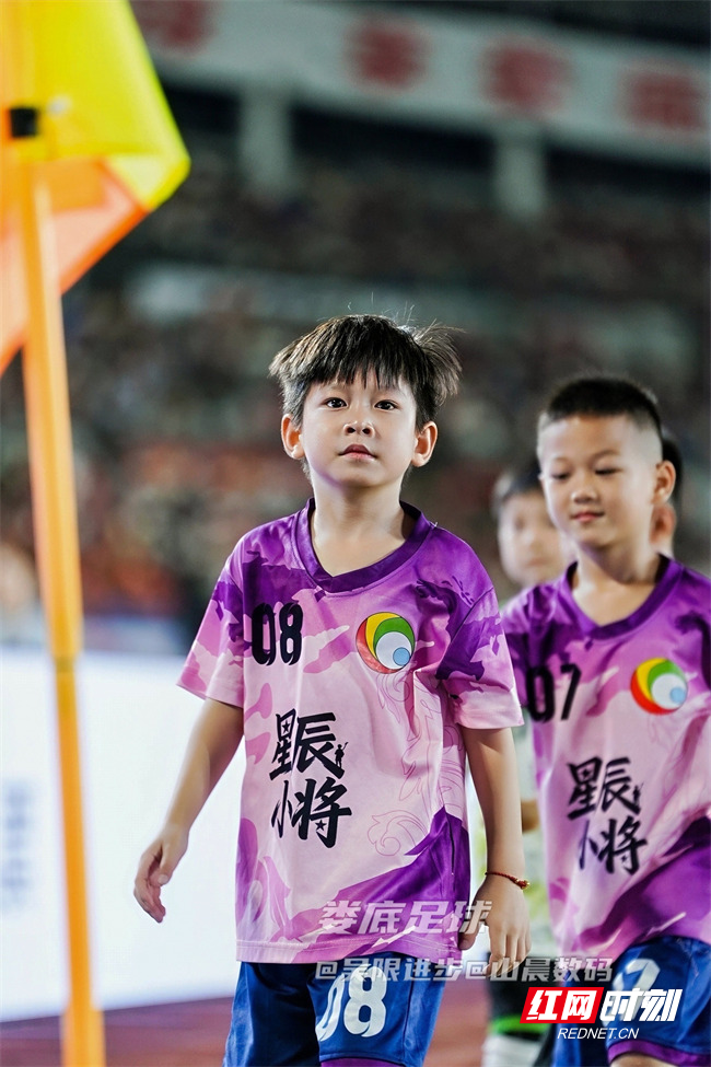 娄底“幼超”小将登上开幕式舞台,为参加湘超的哥哥们加油助威。.jpg 娄底“幼超”小将登上开幕式舞台,为参加湘超的哥哥们加油助威。.jpg