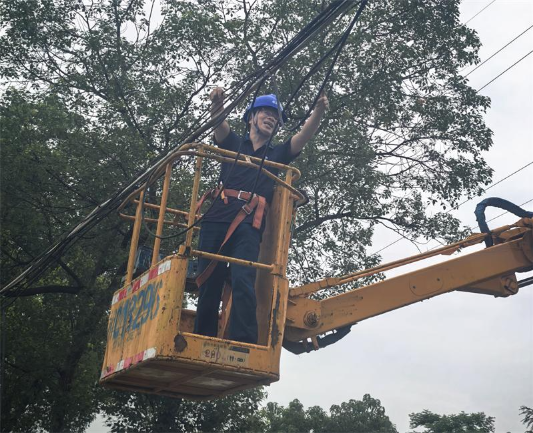 江南工业集团开展架空线路下地改造工作