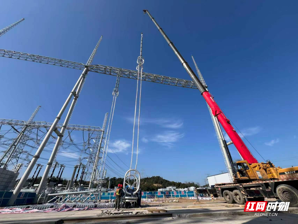湖南省送变电工程有限公司员工在长沙1000千伏潇湘变电站主变扩建工程现场进行1000千伏#4主变架空线吊装工作。谢仁 摄.jpg 湖南省送变电工程有限公司员工在长沙1000千伏潇湘变电站主变扩建工程现场进行1000千伏#4主变架空线吊装工作。谢仁 摄.jpg