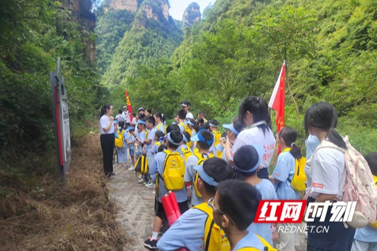 张家界市武陵源区“七彩假期”开展红色研学实践活动