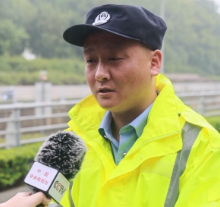 “没多想就跳下去了”辅警和外卖员暴雨中救出四人