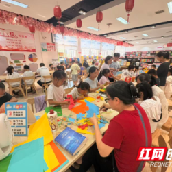 诗韵绕指间 花漾染童趣——零陵新华书店举行“指尖繁花,书香童行 ”暑期主题活动