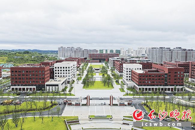湖南大学科创港校区,一栋栋崭新楼宇错落矗立,一座融合历史底蕴与未来科创的现代化校园即将迎来首批师生。 长沙晚报全媒体记者 黄启晴 摄