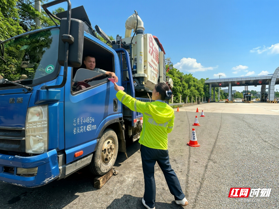 收费员为农机手提供路线指引_副本.jpg