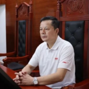 一场乡村庭审里的“双重身份”