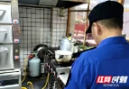 联合排查餐饮油烟隐患 守护辖区清新宜居环境